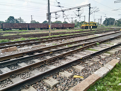 白天在 Howrah 车站车棚区 从火车站站台附近的铁轨枕木看印度铁路轨道的低角度视图 加尔各答 印度 南亚太平洋地区 2020图片