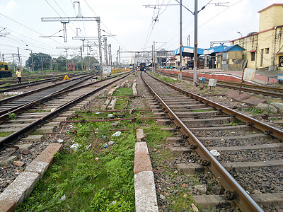 白天在 Howrah 车站车棚区 从火车站站台附近的铁轨枕木看印度铁路轨道的低角度视图 加尔各答 印度 南亚太平洋地区 2020图片