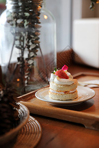 木制桌上的草莓蛋糕甜点盘子馅饼糕点叶子食物桌子浆果鞭打美食水果图片