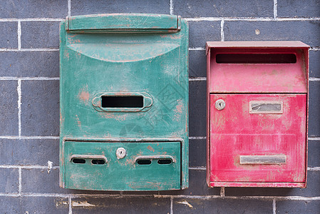 砖墙上的两个旧邮箱图片
