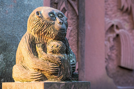 在成都省一个托瓦特修道院的猴子和幼崽雕像图片