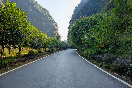 扬修山的空路运输天空车道蓝色绿色乡村城市旅行场景土地图片