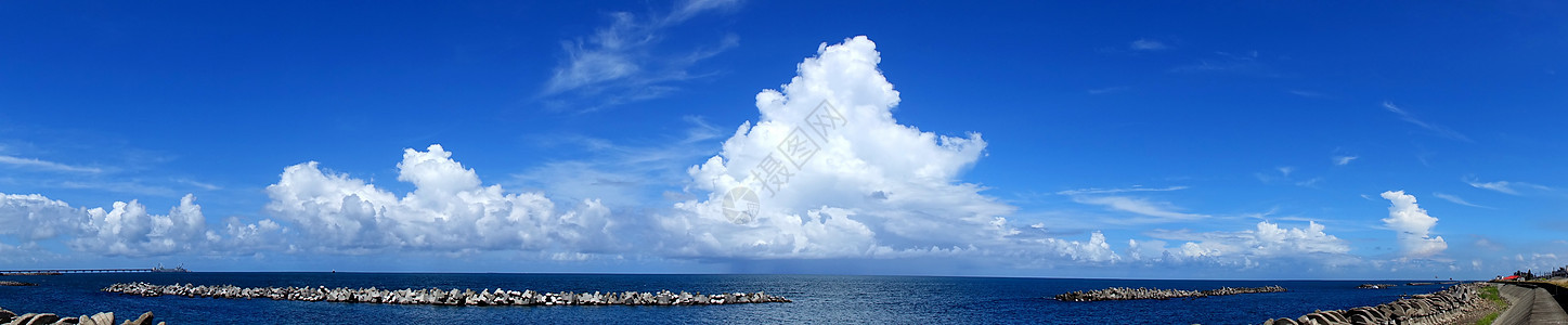 美丽的海洋和天空观与突破水海岸全景天空支撑海岸线蓝色地平线假期风景码头图片