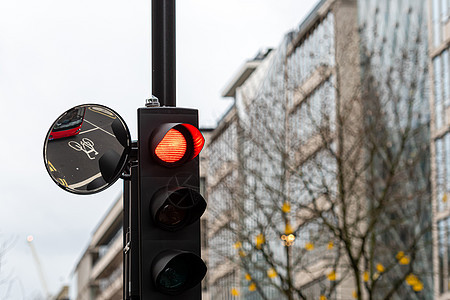 红色交通灯光信号和交通干道镜像 与红巴士反射图片