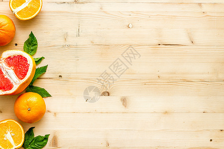 餐桌上有树叶的橙子和葡萄果 顶端视图复制空间叶子粉色绿色团体文本柠檬黄色热带收藏柚子图片