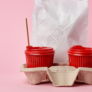 托盘中的红色一次性纸杯和一个完整的白纸袋纸板咖啡店回收送货饮料杯子纸盒咖啡食物拿铁图片