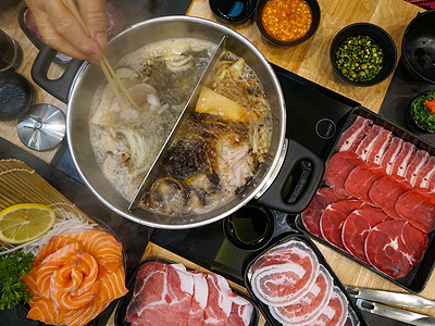 沙布(Shabu-Shabu)是日本的热锅菜 鲜肉和蔬菜在水中煮熟图片