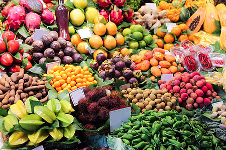 热带水果在市场上的摊位图片