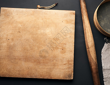 古老的木制滚动针和圆筛子厨房乡村工具面粉面包美食食物别针砧板用具图片