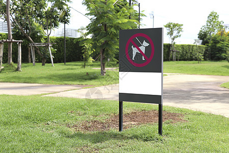 牌子上写着这里不允许狗进入 有禁止狗进入公园的标志 (笑声)图片