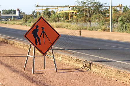 橙色标签和象形图勘测工程 放置在正在施工的公路沿线报告警告探索评价维修信号街道工作天空安全图片