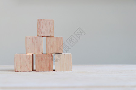 木制立方体排列成三层 右侧有复制空间图片