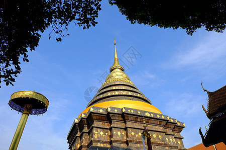 泰国兰芒省寺古塔艺术旅行宗教历史性雕像蓝色天空建筑学天堂宝塔图片