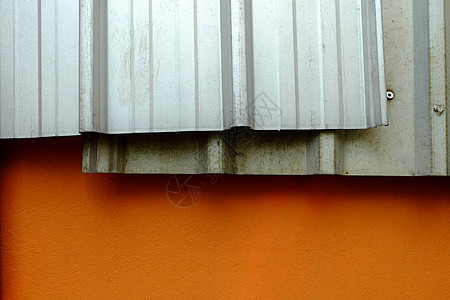 旧锌墙混凝土墙上的橙色绘画图片