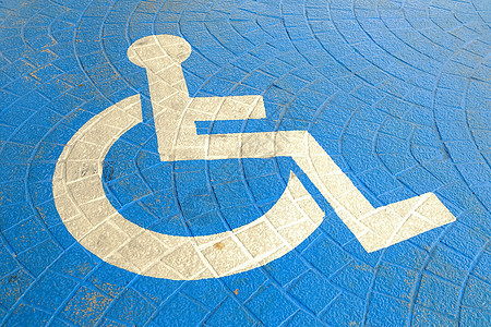 泊车场的残疾人标志公园人士水泥信号标识警告铺路蓝色交通医疗图片