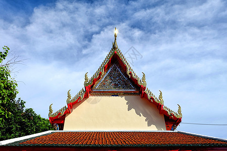 泰国寺庙屋顶与蓝天历史旅游天空建筑学教会宗教文化艺术佛教徒地标图片