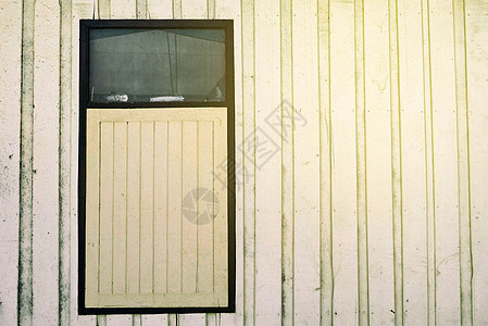 木墙上的旧窗户漏光图片