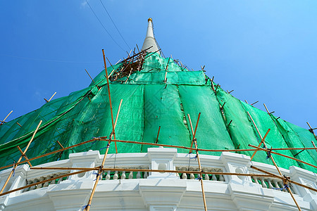 曼谷泰国Wat Prayoon寺的白塔正在建造卓越旅游传统建筑灯笼蓝色遗产文化旅行佛塔图片