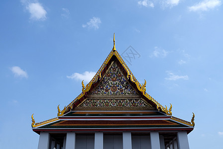 泰国寺庙屋顶与蓝天山墙历史天空艺术旅行旅游佛教徒建筑学蓝色宗教图片