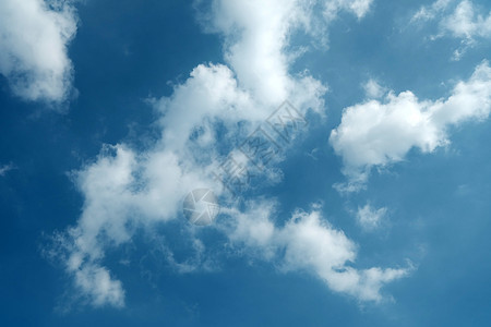 蓝天背景下的白云图片