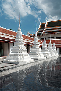 曼谷泰国Ratcha Orot寺的White Stupa建筑地标蓝色天空天气游客寺庙金子佛塔旅行图片