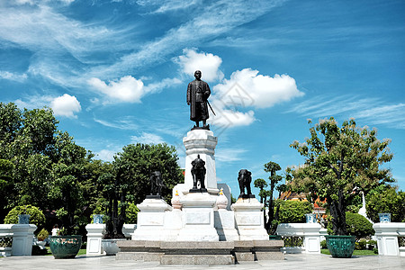国王拉马二世纪念碑 位于Wat Arun寺(黎明节)前 他是查克里王朝统治下的第二位暹罗君主图片