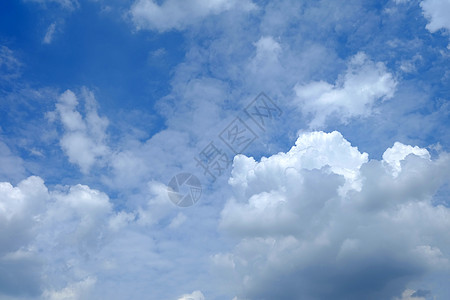 蓝蓝的天空背景上的白色美丽的云彩图片