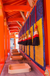 京都的神道圣殿是著名的朝廷神庙 在法西美因纳里神社内 日本的钟声与织物连结在一起建筑学木头途径历史历史性遗产领带寺庙精神橙子图片