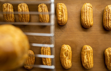 紧贴的巧克力烤面包家 制造了新鲜的脆饼和利润食物厨房摄影香草黄油烹饪美食蛋糕包子甜食图片