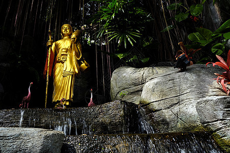 在Wat Sakaet寺庙公园的金佛像上 那里是泰国著名的地碑酒杯上帝旅行信仰雕像叶子雕塑场景建筑学石头图片