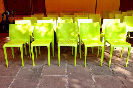 黄色塑料椅子图片