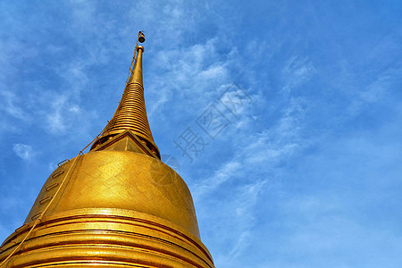 塔克特寺的金山 泰国的地碑宗教酒杯金子天空艺术寺庙文化历史雕塑游客图片