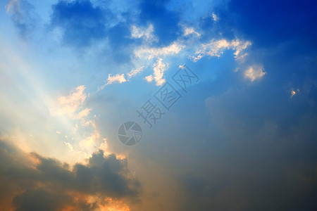 太阳光照耀在天堂蓝天的背面上射线天气晴天信仰上帝宗教力量戏剧性气氛天空图片