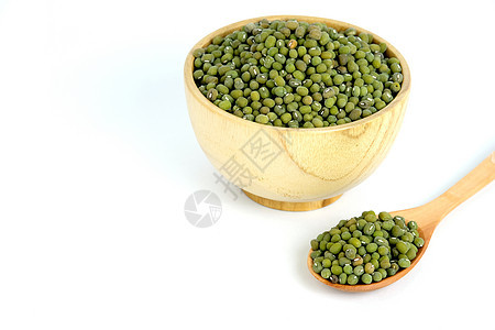木勺子和碗上生绿色树苗种子 白底隔绝蔬菜植物扁豆团体食物粮食木头宏观豆类营养图片