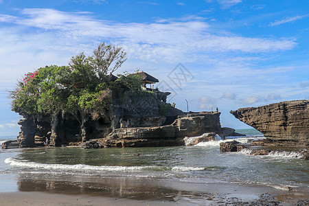 Tanah Lot的在海岸线上有岩石洞 巴厘的传统风格和建筑 当地土著人民的圣地Bato Bolong海洋石头海滩天空建筑学情调图片