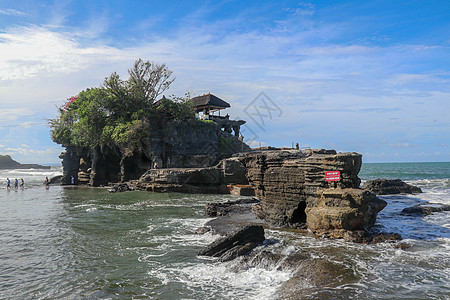 Tanah Lot的在海岸线上有岩石洞 巴厘的传统风格和建筑 当地土著人民的圣地Bato Bolong日落寺庙旅行精神文化旅游海图片