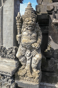 印度尼西亚巴厘岛 Tanah Lot 附近的巴图博隆神庙石像特写 作为守护者站在印度教寺庙入口外的一座雕刻精美的雕像 巴厘岛文化图片