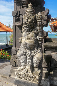 印度尼西亚巴厘岛 Tanah Lot 附近的巴图博隆神庙石像特写 作为守护者站在印度教寺庙入口外的一座雕刻精美的雕像 巴厘岛文化图片