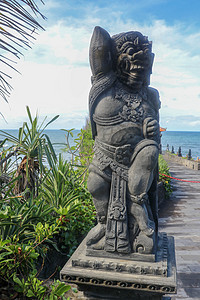 印度尼西亚巴厘岛 Tanah Lot 附近的巴图博隆神庙石像特写 作为守护者站在印度教寺庙入口外的一座雕刻精美的雕像 巴厘岛文化图片