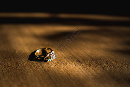 黄金钻石承诺环质量乐队夫妻木头金子先生庆典手指誓言阴影图片