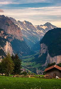 瑞士阿尔卑斯山的劳特布伦恩河谷 取自温根高山村旅游瀑布寒冷假期天线顶峰村庄日落旅行天空图片