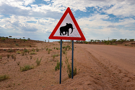 在纳米比亚沙漠放置的大象横穿警告路标越野纳米布危险交通注意力灰尘三角形公路荒野安全图片
