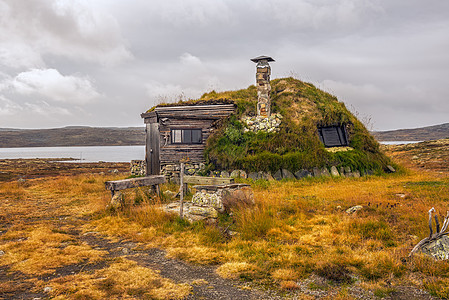 在挪威国家公园附近带有地盘屋顶的客厅图片