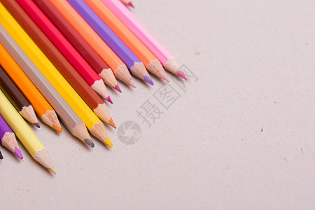 彩色铅笔锯末学校艺术成套蜡笔工具绘画锐化桌子木头图片
