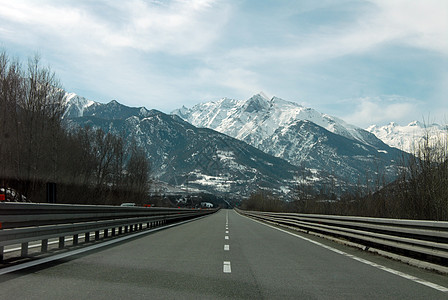 通向高山的高速公路图片