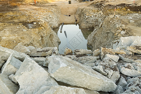 新住宅小区现场铺设上下水管道 供水概念地球工程管子工厂气体车轮力量水分系统塑料管图片