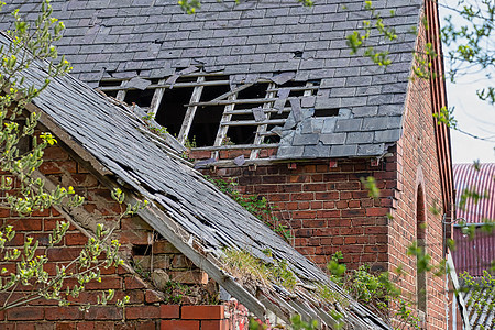 被损坏的板顶屋顶砖块维修废墟财产瓷砖房子英语损害危险建造石板图片