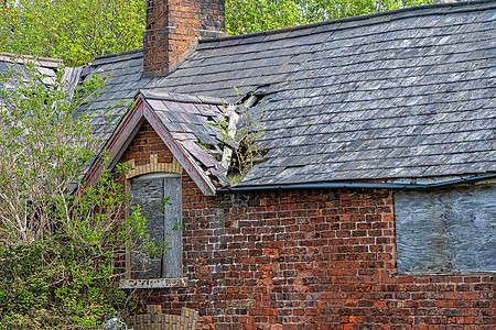 被损坏的板顶屋顶砖块石板建造财产失修建筑危险瓷砖房子损害维修图片