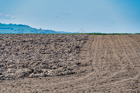 粗糙的犁田场地土壤草地地平线农村农业黑色拖拉机耕地乡村图片