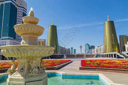Baiterek 塔的视图景观城市建筑学金子建筑玻璃摩天大楼地标首都纪念碑图片